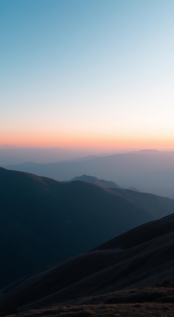 Photo silhouette of mountains against a colorful sunset sky