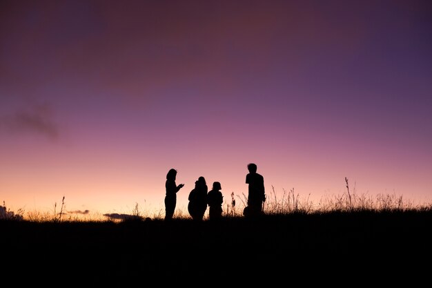 Photo silhouette people on top of mountain