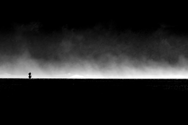 Photo silhouette person running near the ocean