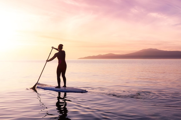 Photo silhouette person on sea against sky during sunset