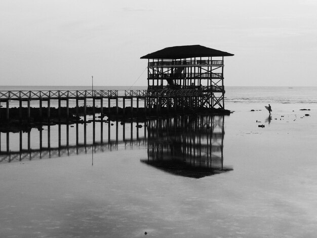 Photo silhouette pier on sea against sky