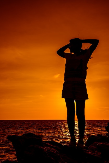 Photo silhouette woman yoga on the mountain sunset. fresh start of day and healthy lifestyle.