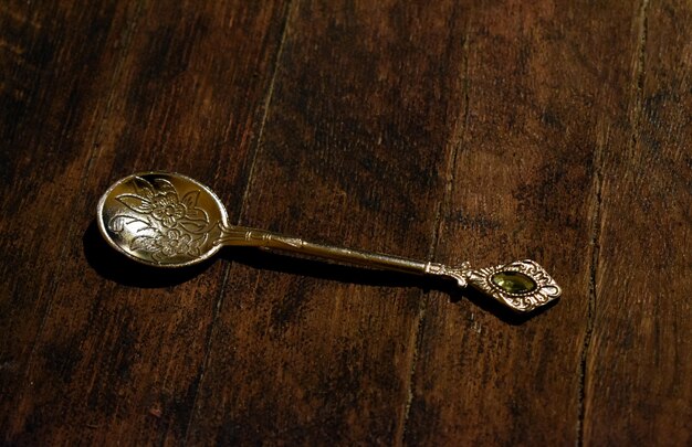 Photo silver spoon on a wooden table