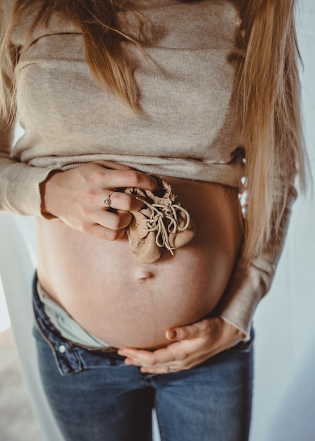 Simple Maternity Shoot with Pregnant Mom