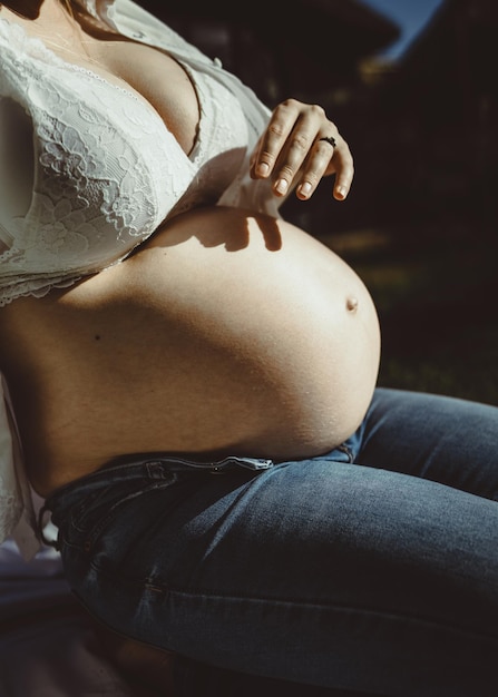 Simple Maternity Shoot with Pregnant Mom