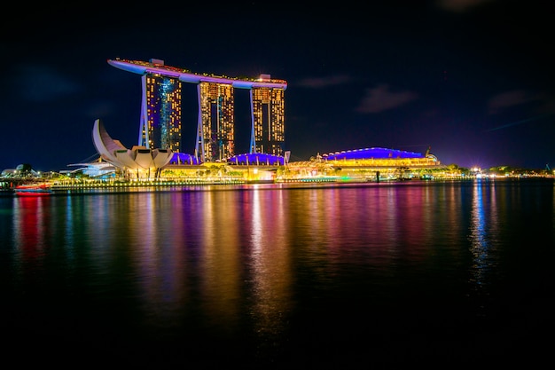 Photo singapore night cityscape buildings in marina bay area singapore