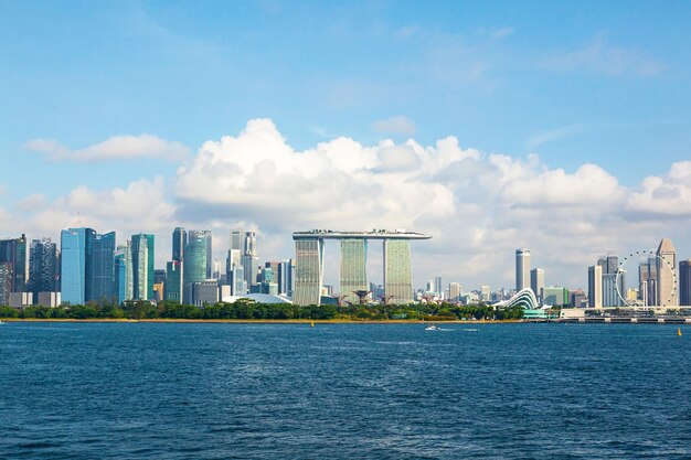 Photo singapore singapore 09082023 view from the sea to singapore with highrise buildings and the coast