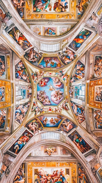 Photo sistine chapel ceiling is masterpiece of renaissance art by michelangelo intricate details and vibrant colors are awe inspiring