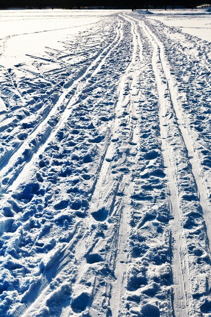 Photo ski runs in snowy field in winter day