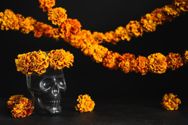 Photo skull with marigold flowers wreath and garlands dia de los muertos day or day of the dead