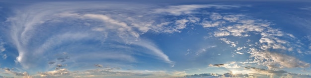 Photo sky before sunset with beautiful awesome clouds seamless 360 hdri panorama with zenith for use in 3d graphics or game development as sky dome or edit drone shot as sky replacement