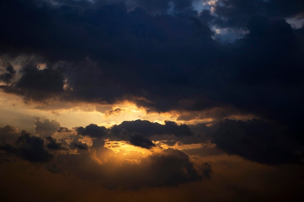 Photo the sky is at dawn the sky over the indian ocean at dawn