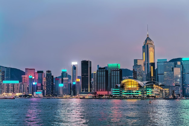 Photo skyline and victoria harbor, of hong kong. view from kowloon on hk island.