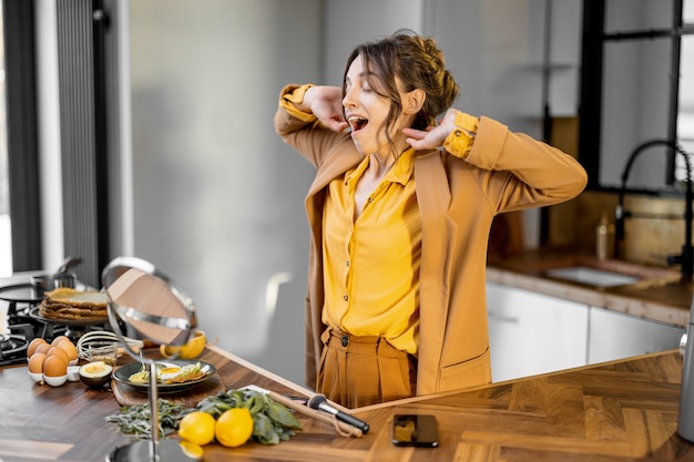 Photo sleepy bisnesswoman on the kitchen early in the morning