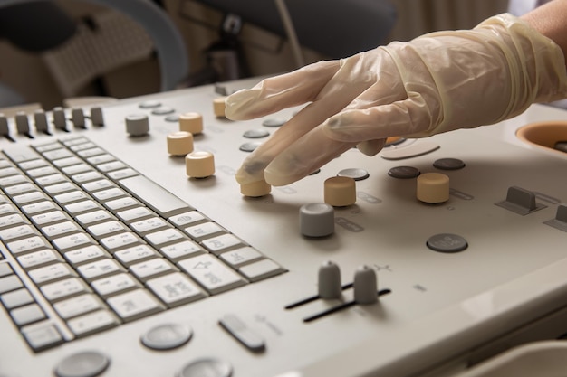 The sleeve of the medical glove adjusts the ultrasonic scanner