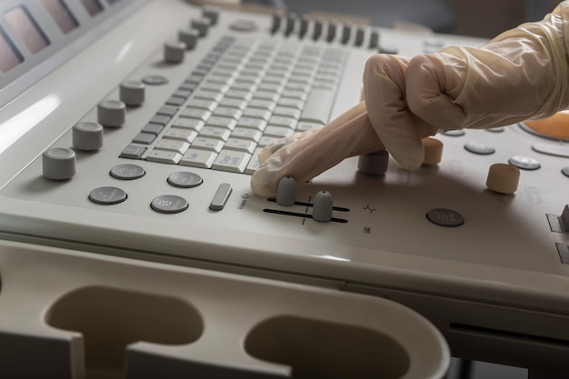 The sleeve of the medical glove adjusts the ultrasonic scanner