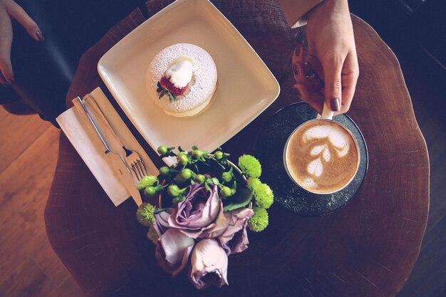 Photo a slice of delicious cake and a cup of coffee