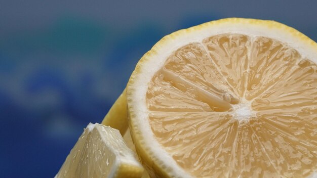 Photo a slice of lemon lies exposed the flesh with refreshing juice comestible