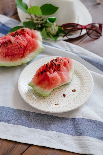 Photo slice of watermelon on wooden table