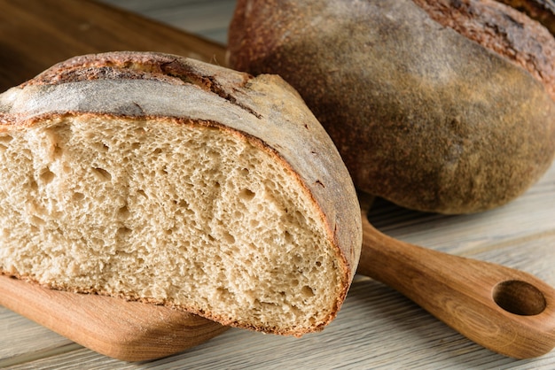 Sliced ââloaf of dark bread close-up.