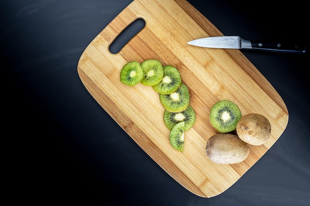 Photo sliced kiwi on a cutting board top view