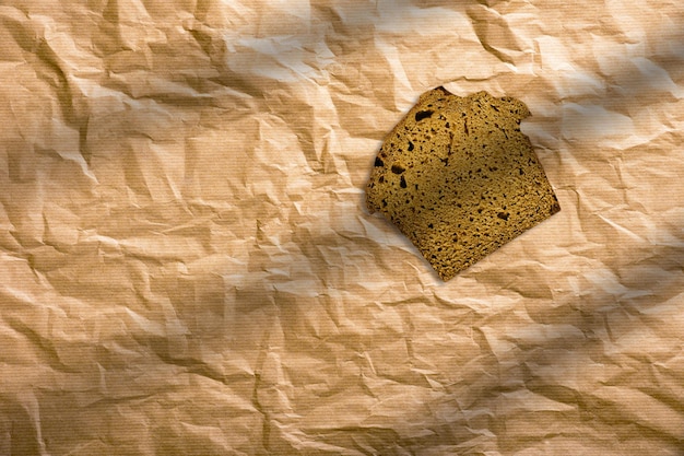 Photo sliced rye bread on an isolated brown background slices of brown bread wrapped in brown paper