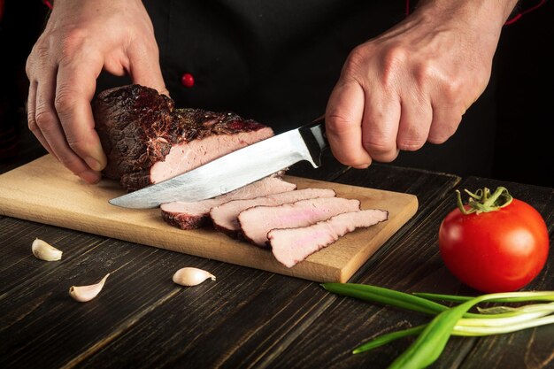 Photo sliced smoked meat cooking juicy beef steak by chef hands with copy space for text menu