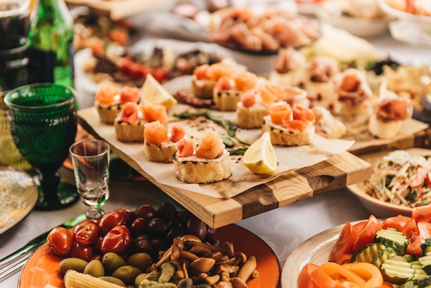 Slices of smoked salmon with butter and white bread