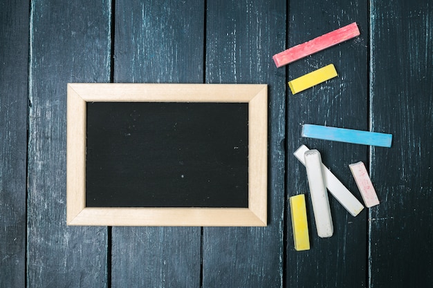 Photo small blackboard on old wood background