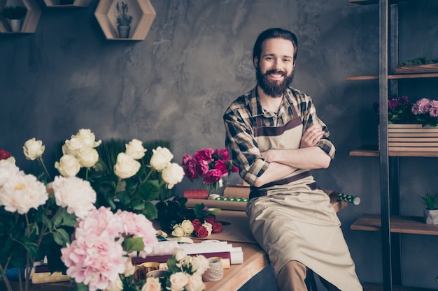 Photo small business owner in his flower shop