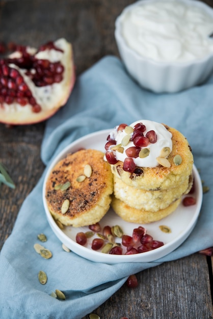 Small curd cheesecakes with sour cream