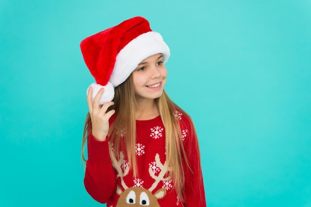 Photo small girl christmas shopping adorable smiling baby waiting for santa greetings concept winter spirit new year party santa claus kid little girl child in santa hat happy winter holidays