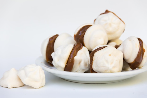 Small meringues filled with dulce de leche