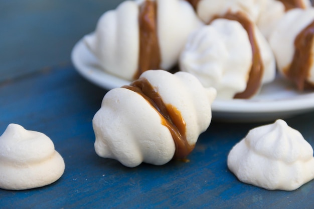 Small meringues filled with dulce de leche