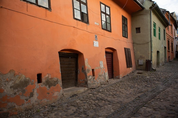 A small sign on a building says " no parking "