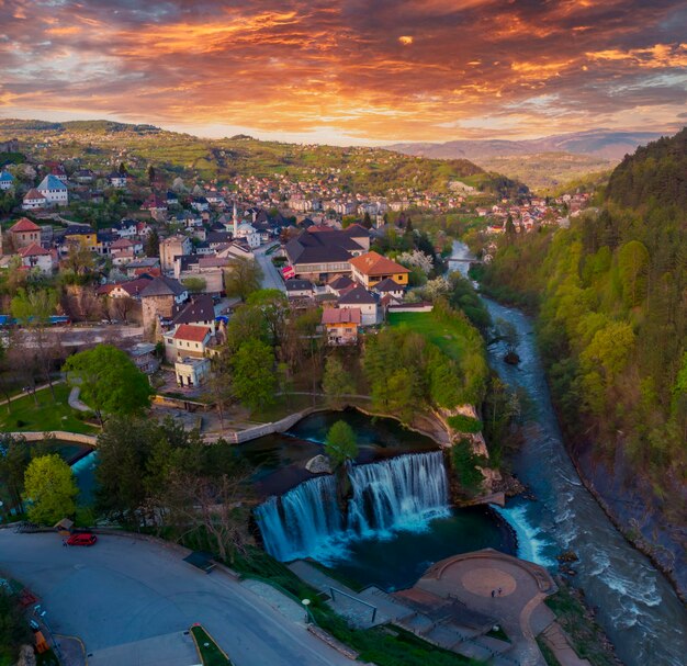 Photo a small town with a river running through it