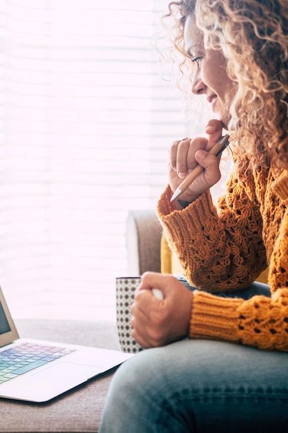 Photo smart working home work freedom alternative woman office with computer laptop and internet connection for new modern job activity indoor happy female people sitting on the sofa