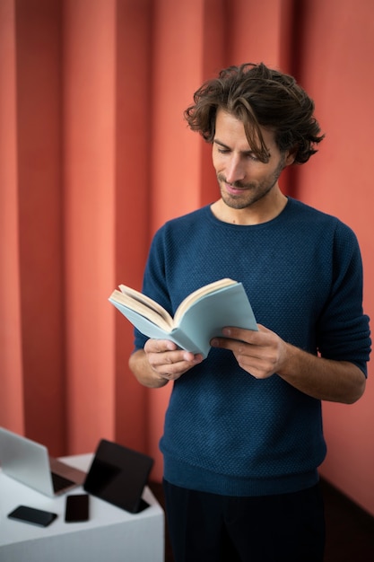 Smiley man reading front view