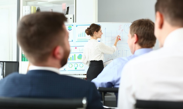 Photo smiling beautiful woman in office telling something important