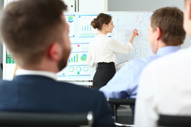 Photo smiling beautiful woman in office telling something important