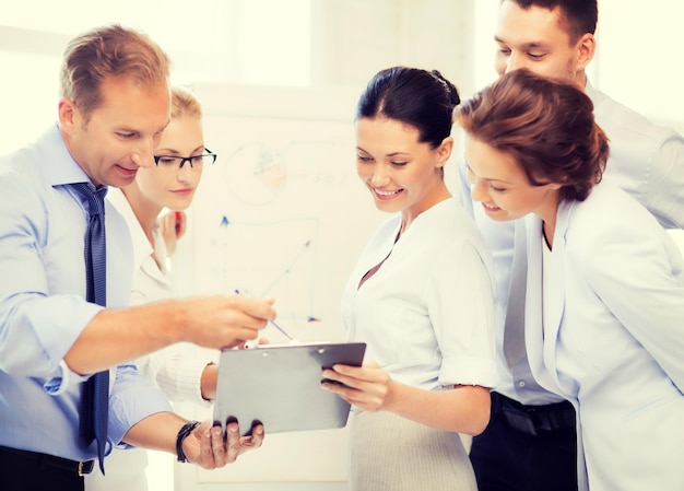 Photo smiling business team discussing something in office