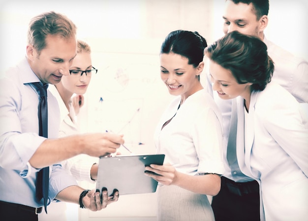 Photo smiling business team discussing something in office