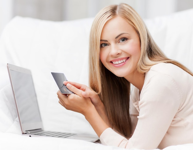 Photo smiling businesswoman with laptop and credit card