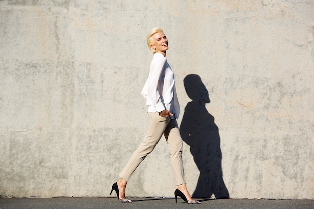 Photo smiling female fashion model walking