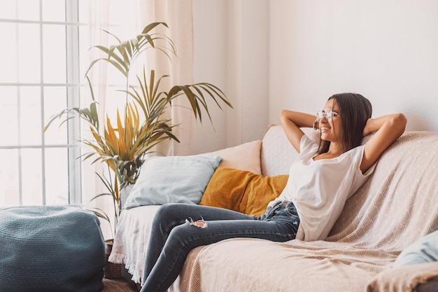 Photo smiling girl relaxing on sofa at home