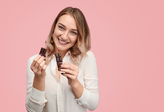 Smiling lady with pieces of chocolate