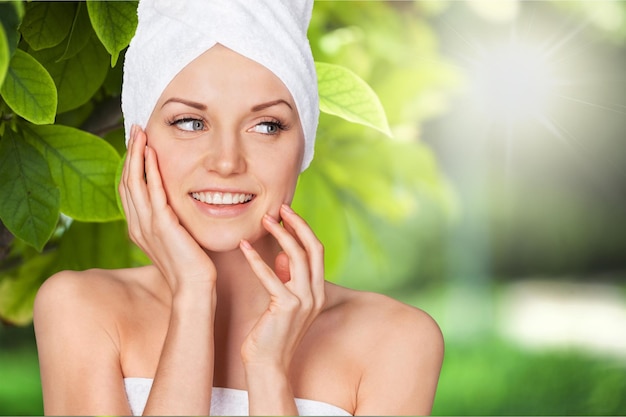 Photo smiling woman getting a facial treatment