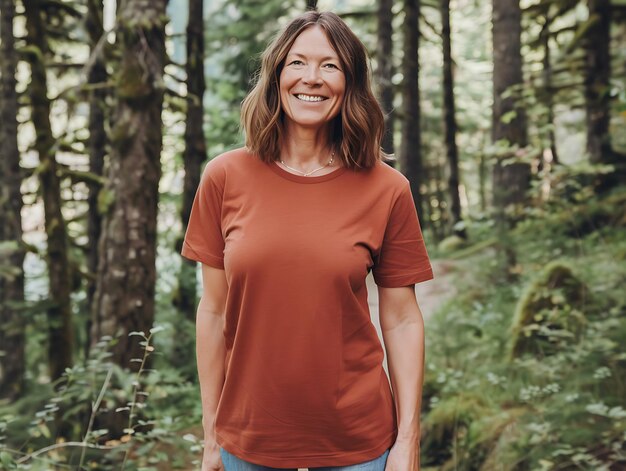 Photo smiling woman in a red shirt standing in a forest