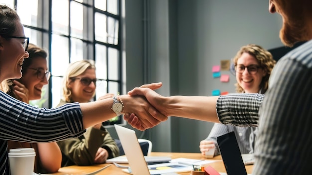 Photo smiling woman shaking hands with business colleague