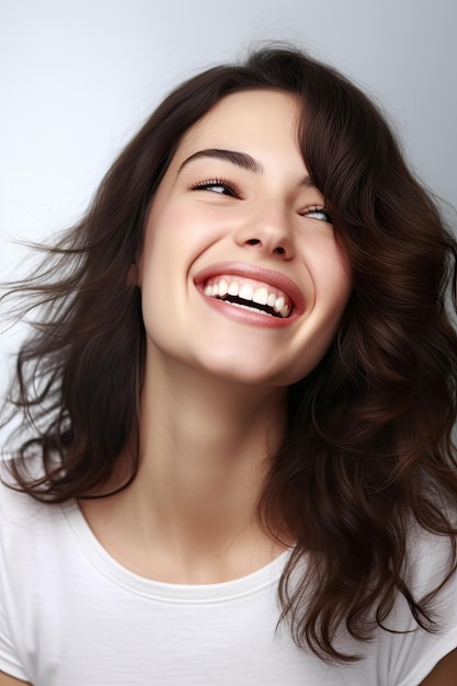 Smiling woman with white shirt and blue eyes